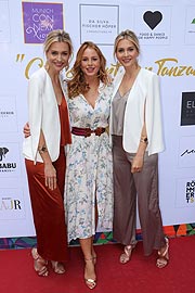 Jil Boßlet (Mi..) und die Meise Zwwillingen Julia und Nina Meise beim Charity-Dinner „One Heart for Tanzania” im Heart (©Foto. Martin Schmitz)